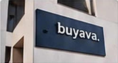 Markenschild buyava an einer Fassade